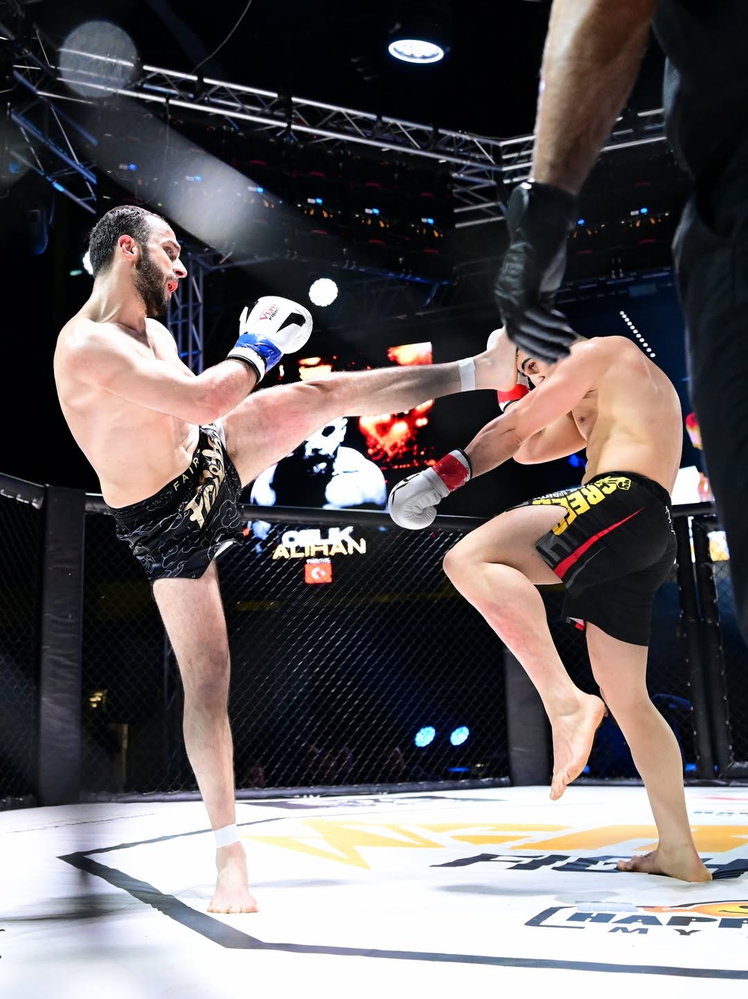 Çelik High Kick